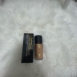 MAC Cosmetics Studio Radiance Foundation - NC22